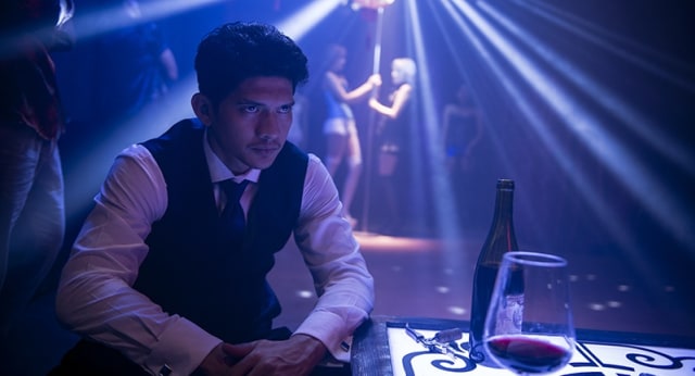 Iko Uwais bergaya necis (Foto: Screenplay Films/XYZ/Netflix)