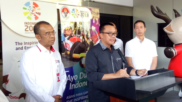 Menteri Pemuda dan Olahraga Imam Nahrawi melakukan konferensi pers soal penghentian sementara Liga 1. (Foto: Aditia RIjki/kumparan)