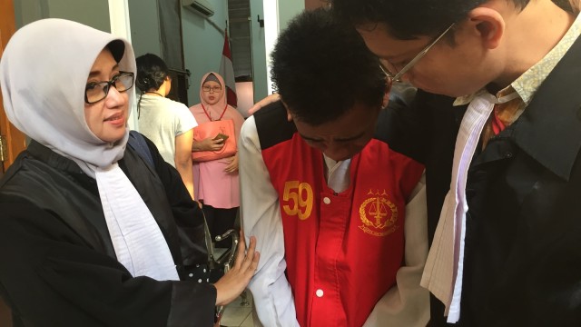 Pembunuh pensiunan AL, Supriyanto (tengah), menangis usai di Pengadilan Negeri Jakarta Selatan, Selasa (25/9/2018). (Foto: Raga Imam/kumparan)