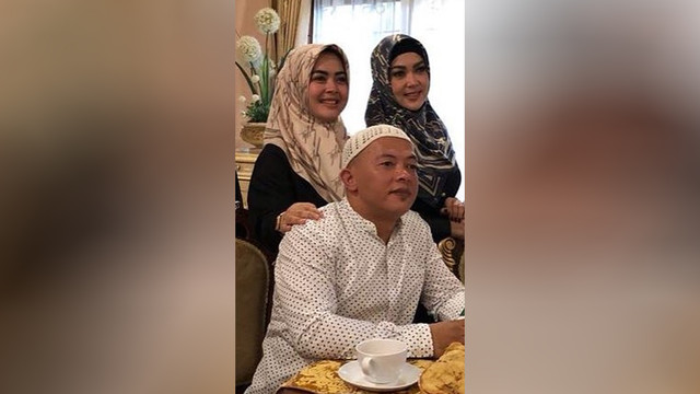 Ridwan Zaelani, kakak Syahrini dan Aisyahrini (Foto: Instagram/@rina.rosdiana.7547)