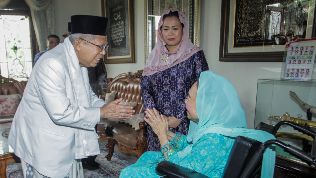 Cawapres nomor urut 01 Ma'ruf Amin menemui istri almarhum Gus Dur, Sinta Nuriyah Wahid dan putri almarhum Gus Dur Yenny Wahid, saat pertemuan di Ciganjur, Jakarta, Rabu (26/9). (Foto: ANTARA FOTO/Muhammad Adimaja)