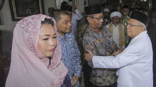 Cawapres nomor urut 01, KH Ma'ruf Amin (kanan) berjabat tangan dengan mantan Ketua MK Mahfud MD (kedua kanan), disaksikan putri almarhum Gus Dur Yenny Wahid (kedua kiri), saat pertemuan di Ciganjur, Jakarta, Rabu (26/9/2018). (Foto: ANTARA FOTO/Muhammad Adimaja)