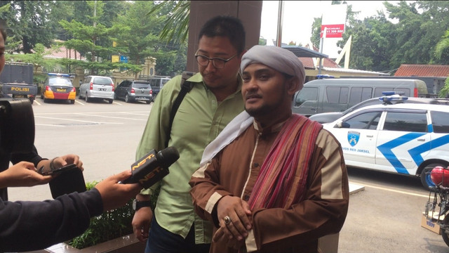 Sekjen Korlabi Novel Bamukmin mengadukan dua akun Facebook ke Polres Jakarta Selatan, Rabu (26/9/2018). (Foto: Fachrizal Hutabarat/kumparan)