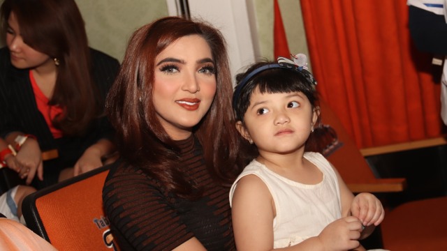 Penyanyi Ashanty dan anaknya Arsy. Foto: Munady Widjaja