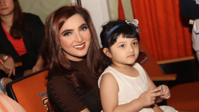 Penyanyi Ashanty dan anaknya Arsy. Foto: Munady Widjaja
