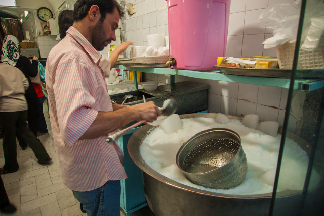 Pembuatan Faloodeh (Foto: flickr/ beefortytwo)