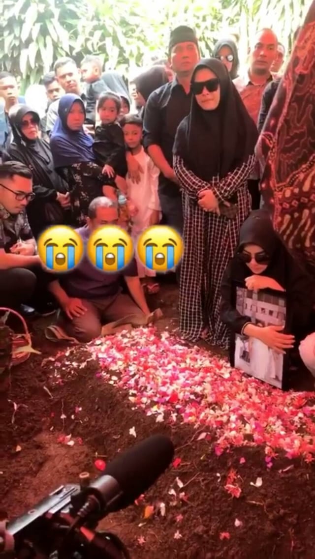 Potret Kesedihan Keluarga Syahrini Atas Meninggalnya Sang Kakak (3)