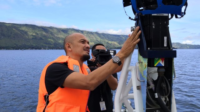 Program Manager Google Asia Pasifik Nhazlisham Hamdan menjelaskan fungsi Google Trekker. (Foto: Bianda Ludwianto/kumparan)