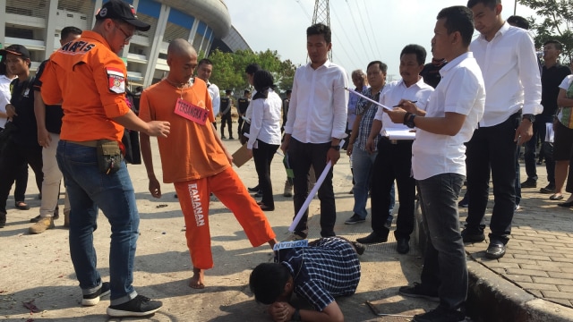 Rekonstruksi kasus pengeroyokan Haringga di GBLA, Rabu (26/09/2018). (Foto: Iqbal Tawakal/kumparan)