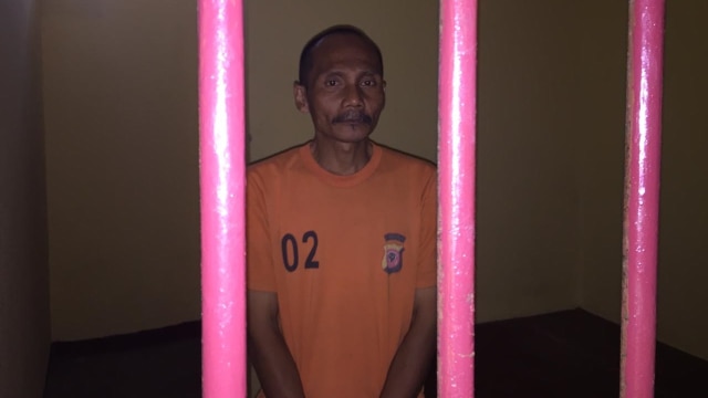 Pelaku pedofil yang cabuli 12 anak di Sukabumi, Polsek Caringin, Sukabumi, Rabu (26/9/2018). (Foto: Muhammad Lutfan Darmawan/kumparan)