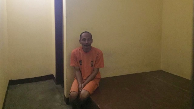 Pelaku pedofil yang cabuli 12 anak di Sukabumi, Polsek Caringin, Sukabumi, Rabu (26/9/2018). (Foto: Muhammad Lutfan Darmawan/kumparan)