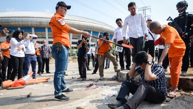 Rekonstruksi pengeroyokan terhadap Haringga Sirla di Stadion GBLA Bandung, Rabu (26/9). (Foto: ANTARA FOTO/Raisan Al Farisi)
