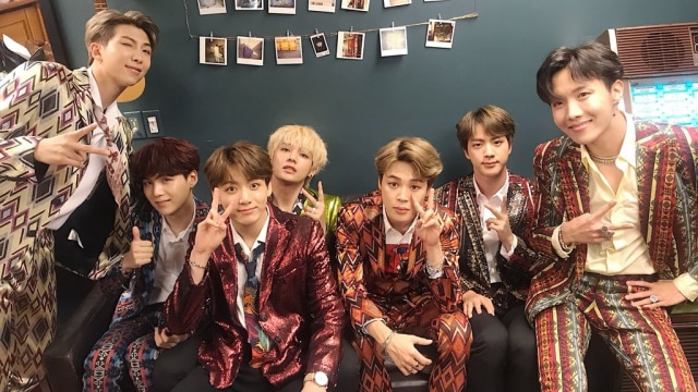 BTS di belakang panggung acara televisi 'The Tonight Show starring Jimmy Fallon'. (Foto: Twitter/@bts_bighit)
