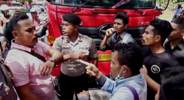 Mahasiswa di Ambon Tolak Kebijakan Impor Beras