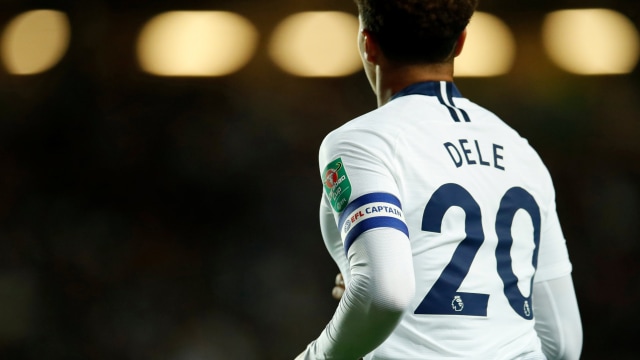 Dele Alli ketika menjadi kapten Tottenham Hotspur dalam laga Piala Liga melawan Watford musim 2018/19. Foto: Action Images via Reuters/Andrew Boyers