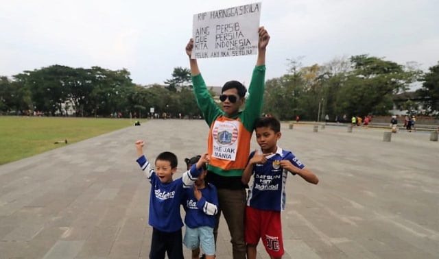 Eko Bentangkan Tulisan “Aing Persib, Gue Persija, Kita Indonesia” di Bandung