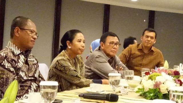 Menteri BUMN, Rini Soemarno (kedua dari kiri), bersama sejumlah pejabat BUMN dalam pertemuan dengan pimpinan media di Kantor Pusat Bank BNI di Jakarta, Rabu (26/9). (Foto: Wendiyanto Saputro/kumparan)