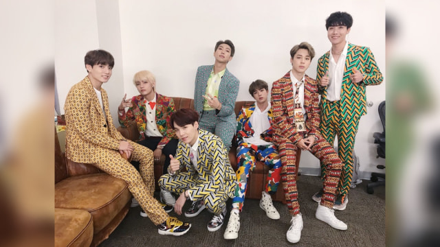 Boyband K-Pop, BTS, di belakang panggung acara 'Good Morning America'. (Foto: Twitter/@bts_bighit)