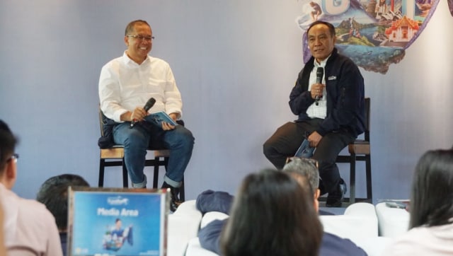 Direktur Niaga Garuda Indonesia, Pikri Ilham Kurniasyah (kiri) bersama Direktur Retail Banking Mandiri, Donsuwan Simatupang (kanan) pada pembukaan Garuda Indonesia Travel Fair (GATF) 2018 di Bluegrass Bar & Grill, Rasuna Kuningan Jakarta. (Foto: Jamal Ramadhan/kumparan)