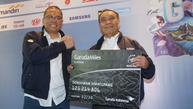 Direktur Niaga Garuda Indonesia, Pikri Ilham Kurniasyah (kiri) bersama Direktur Retail Banking Mandiri, Donsuwan Simatupang (kanan) berfoto bersama pada pembukaan Garuda Indonesia Travel Fair (GATF) 2018 di Bluegrass Bar & Grill, Rasuna Kuningan Jakarta. (Foto: Jamal Ramadhan/kumparan)