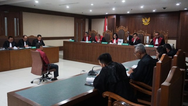 Mantan Bupati Bener Meriah, Ahmadi menjalani sidang dakwaan kasus korupsi di Pengadilan Negeri Jakarta Pusat, Kamis (27/9). (Foto: Jamal Ramadhan/kumparan)