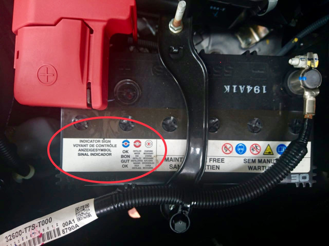 Indikator pada Aki Maintenance Free (MF) (Foto: Alfons Hartanto/kumparan)