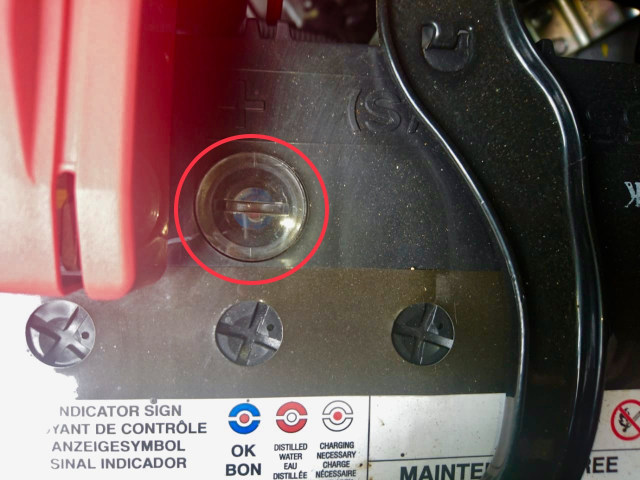 Indikator pada Aki Maintenance Free (MF) (Foto: Alfons Hartanto/kumparan)