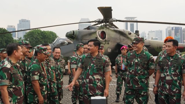 Panglima TNI, Hadi Tjahjanto (Tengah) mengunjungi pameran Alat Utama Sistem Persenjataan (Alutsista) di Silang Monas, Jakarta, Kamis (27/9). Foto: Jamal Ramadhan/kumparan