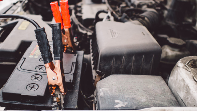 Ilustrasi Setrum Aki Mobil (Foto: Tookapic/Pexels)