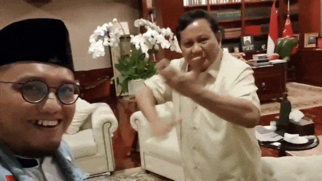 Prabowo Subianto menari tradisional khas Jawa (Foto: Twitter @Dahnilanzar)