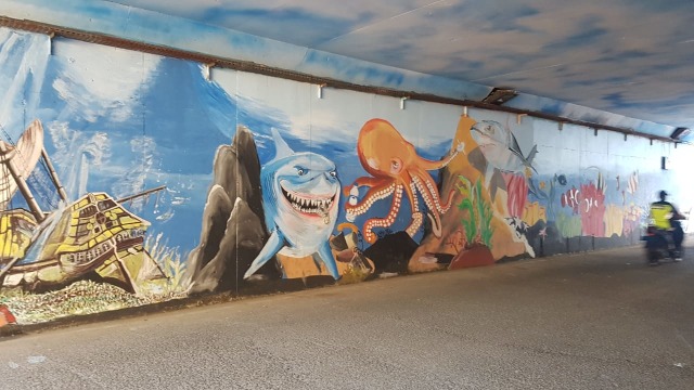 Terowongan Dipo KRL dengan lukisan mural di kawasan Depok, Jawa Barat, Jumat (28/9/2018). (Foto: Efira Tamara Thenu/kumparan)