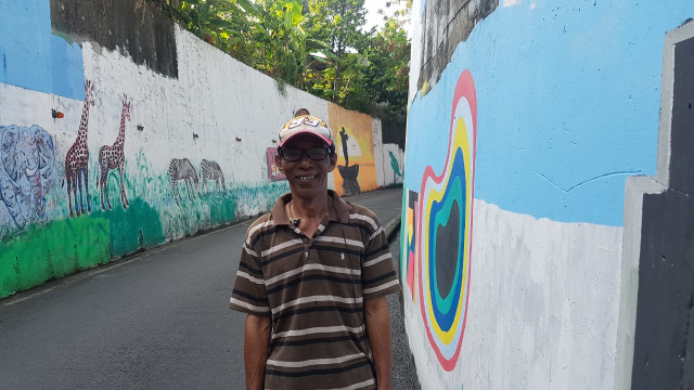 Warga sekitar terowongan Dipo KRL, Depok, Jawa Barat, Jumat (28/9/2018). (Foto: Efira Tamara Thenu/kumparan)