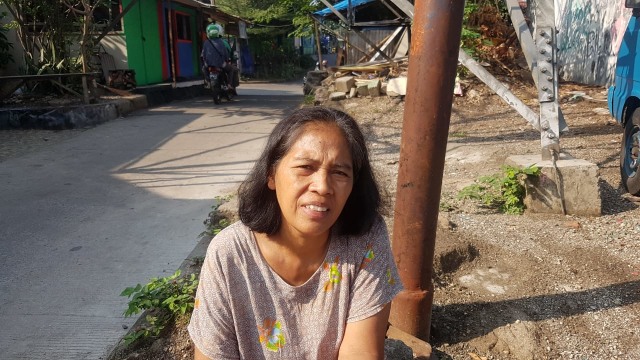 Warga sekitar terowongan Dipo KRL, Depok, Jawa Barat, Jumat (28/9/2018). (Foto: Efira Tamara Thenu/kumparan)