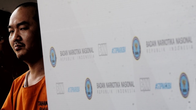 Tersangka hadir saat Badan Narkotika Nasional (BNN) menggelar konfrensi pers terkait kasus tindak pidana penyalahgunaan narkotika di Kantor BNN, Cawang, Jakarta Timur, Jumat (28/9/2018). (Foto: Jamal Ramadhan/kumparan)