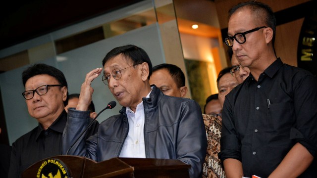 Menkopolhukam Wiranto (tengah) bersama Mendagri Tjahjo Kumolo (kiri) dan Mensos Agus Gumiwang Kartasasmita (kanan) memberikan keterangan pers terkait penanganan darurat gempa bumi Donggala (Foto: ANTARA FOTO/Aprillio Akbar)
