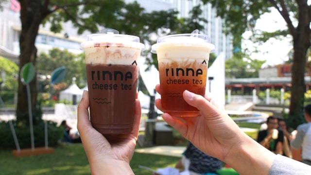 Dark Cacao Cheese (kiri) dan Cheese Tea (kanan) di Booth Rinne Cheese Tea, Local Taste 'Picnic Over Tribeca', Central Park Mall, Jumat (28/9/2018). (Foto: Eny Immanuella Gloria)