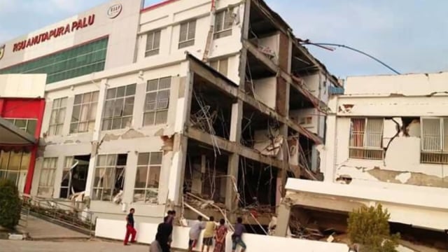 Kondisi bangunan RS Anutapura yang rusak akibat gempa di Palu, Sulawesi Tengah, Sabtu (29/9). 
 (Foto: ANTARA FOTO/BNPB)