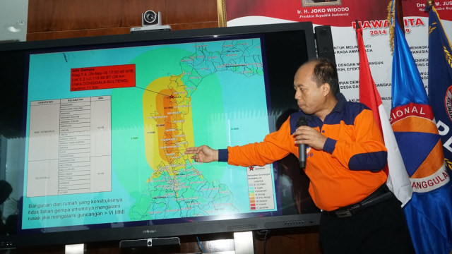 Kepala Pusat Data Informasi dan Humas BNPB, Sutopo Purwo Nugroho saat konfrensi pers terkait bencana Sulawesi Tengah di Graha BNPB, Jakarta Timur, Sabtu (29/9). (Foto: Jamal Ramadhan/kumparan)
