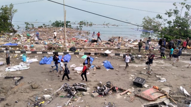 Kondisi usai gempa dan tsunami di Palu, Sulawesi Tengah. (Foto: AFP/OLA GONDRONK)