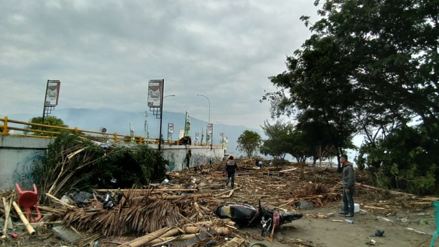 Kondisi usai gempa dan tsunami di Palu, Sulawesi Tengah. (Foto: AFP/OLA GONDRONK)
