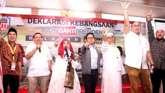 Fadli Zon, Neno Warisman, Andre Rosiade deklarasi #2019GantiPresiden di Kota Padang. (Foto: Dok. Partai Gerindra)