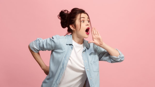 Ilustrasi berbicara dengan suara nyaring Foto: Shutter Stock