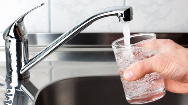 Ilustrasi minum tap water Foto: Shutter Stock