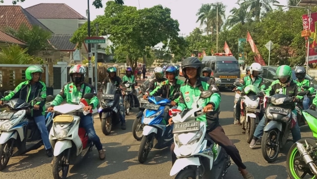 Aksi GoJek di Palembang dalam rangka Pawai Bendera HUT TNI ke-73 di Palembang, Sabtu (29/9/2018). (Foto: Adhim Mugni M/kumparan)