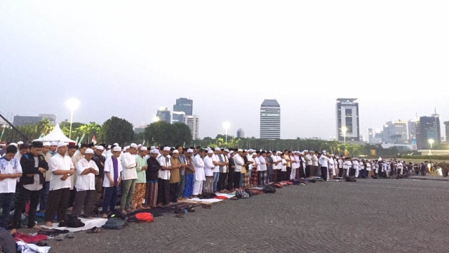 Peserta doa bersama dan salat magrib di Monas. (Foto: Lutfan Darmawan/kumparan)