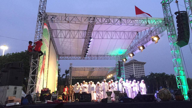 Peserta doa bersama dan salat magrib di Monas. (Foto: Lutfan Darmawan/kumparan)