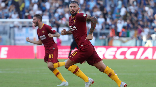 Aleksandar Kolarov merayakan gol. Foto: REUTERS/Tony Gentile