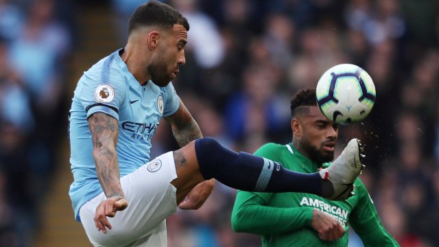 Nicolas Otamendi berduel dengan Juergen Locadia. Foto: Reuters/Lee Smith