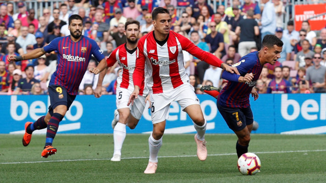 Aksi Philippe Coutinho (kanan) dalam laga lawan Athletic Bilbao. (Foto: REUTERS/Albert Gea)