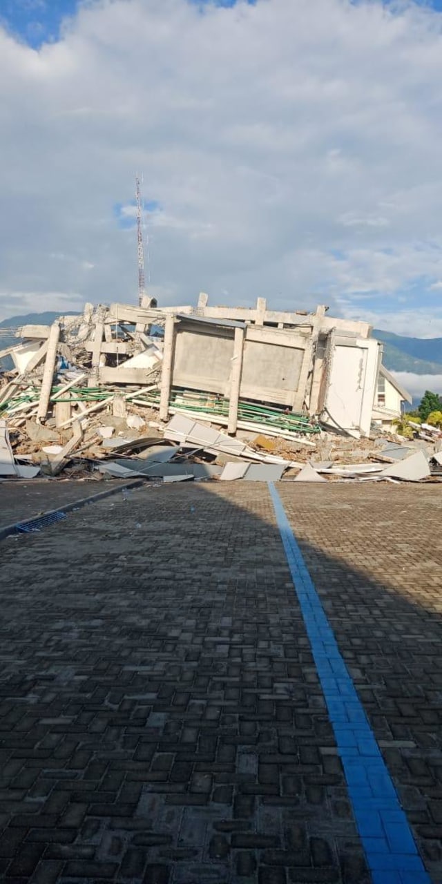 Hotel Roa Roa di Palu Minggu pagi (30/9), kondisi rusak parah  (Foto: Makassar Indeks)